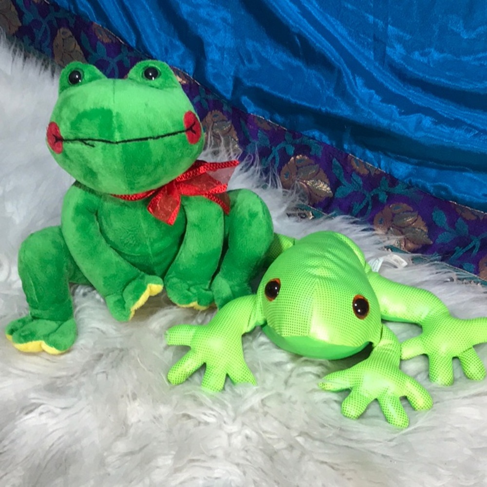 2 stuffed frogs realistic Rainforest Animals